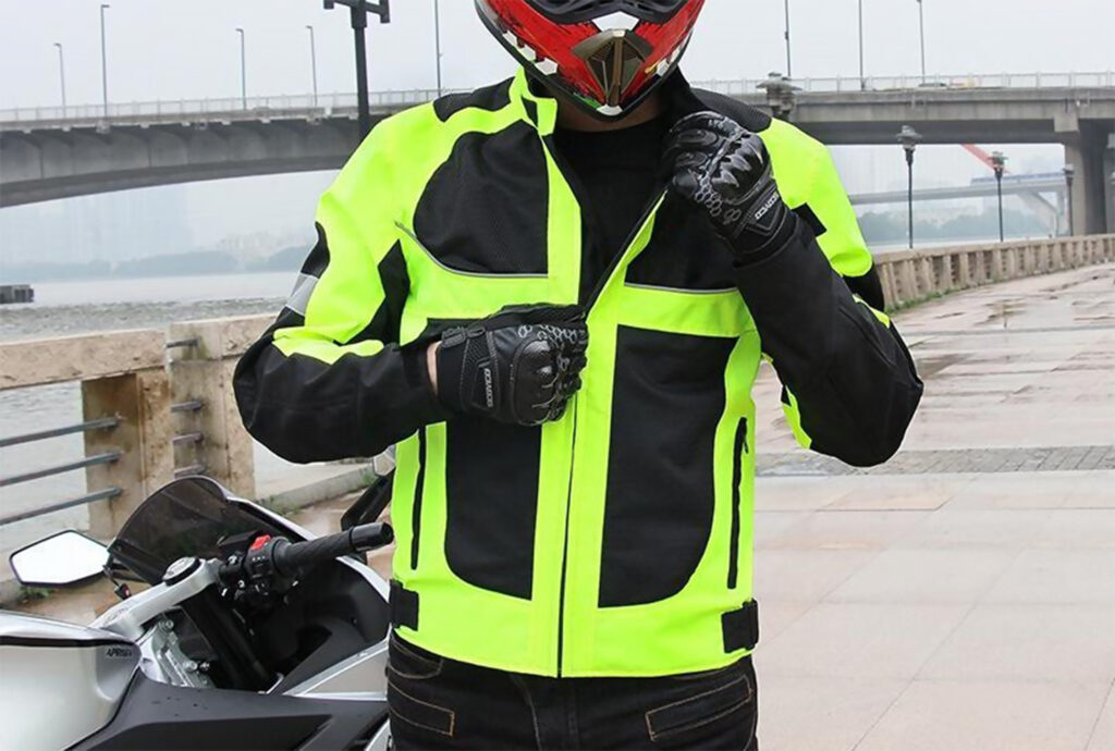 viajar en moto de noche